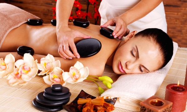 Hot-stone masaža (masaža vrućim vulkanskim kamenjem)